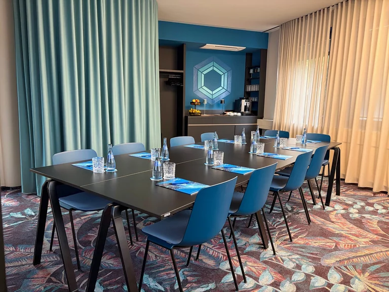 Seminarraum „Gates“ bei der Bital System GmbH in Gerlingen – ideal für Meetings, Schulungen & Workshops. Jetzt flexibel & professionell mieten!